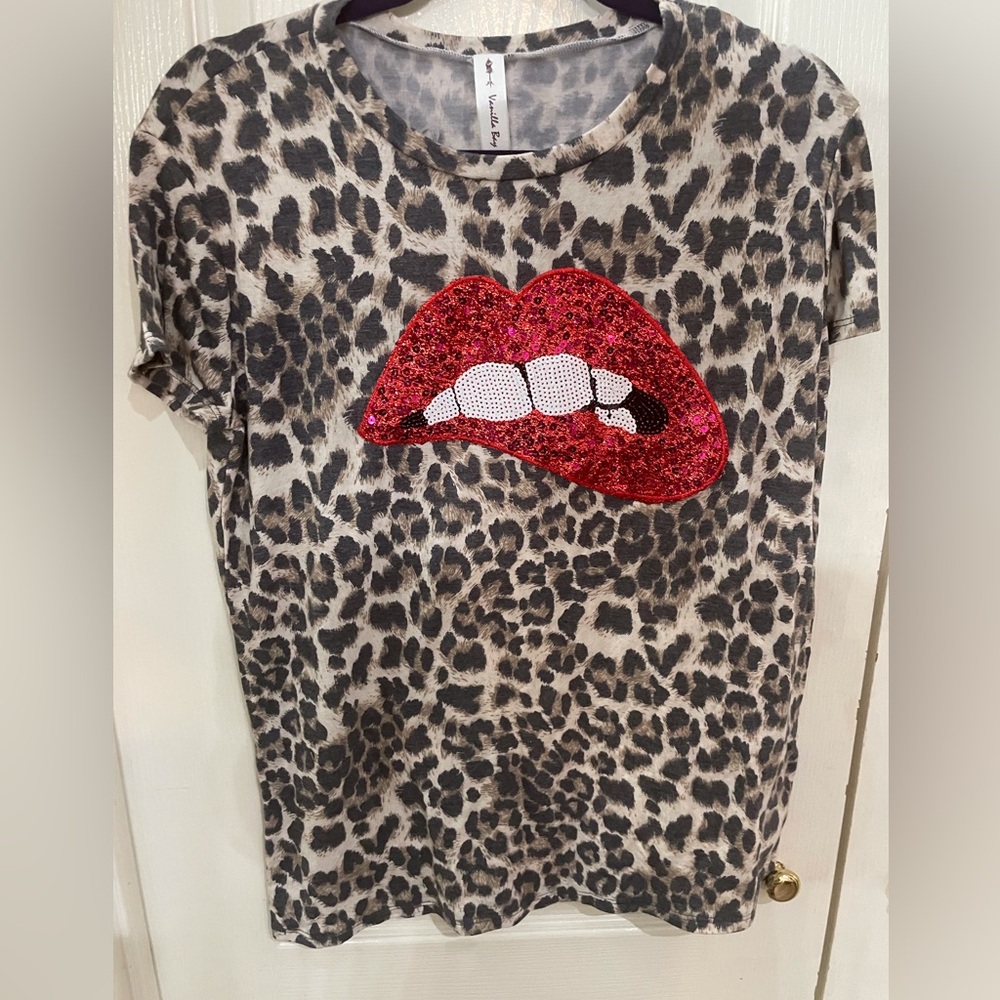 Great t shirt with sequin lip detail on front, short sleeve, leopard print